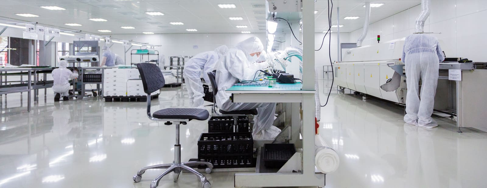 Arbeiter, die an einer Fertigungslinie in Vietnam Elektronik montieren