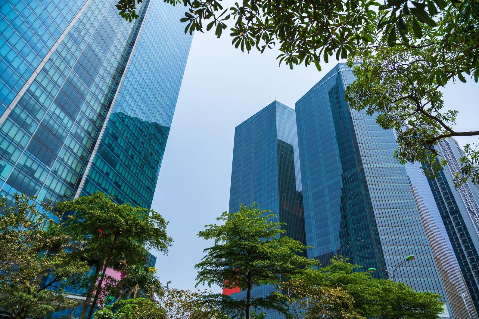 Moderne Büro- und Industriehochhäuser in einer vietnamesischen Wirtschaftszone
